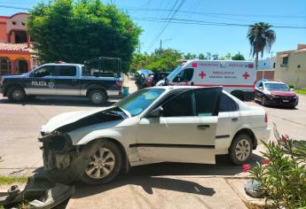 Se pasa un alto y provoca aparatoso choque en Los Mochis, hay dos lesionados