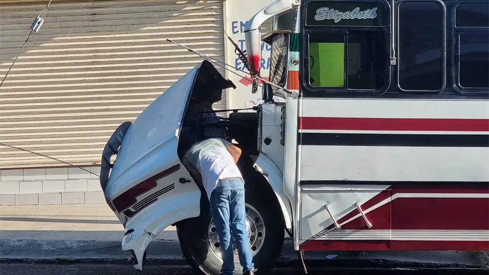 Un camión urbano queda dañado tras choque en Culiacán
