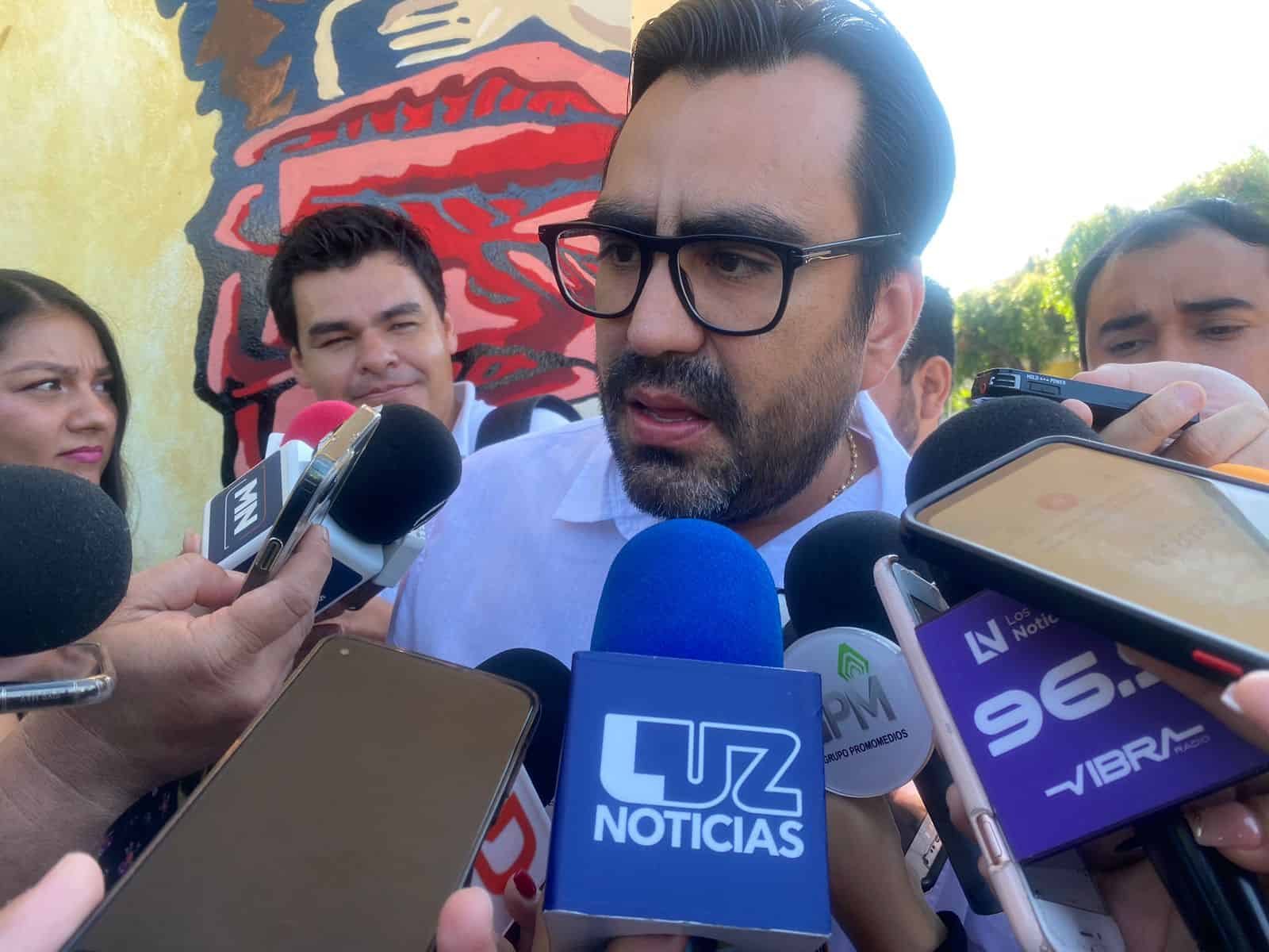 El alcalde atendiendo a los medios de comunicación. FOTO: Luz Noticias