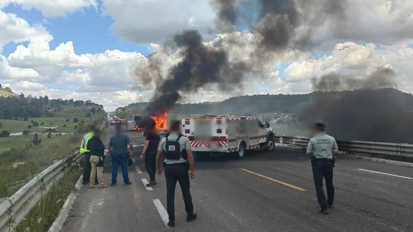 Explosión de pipa causa cierre de la Mazatlán-Durango