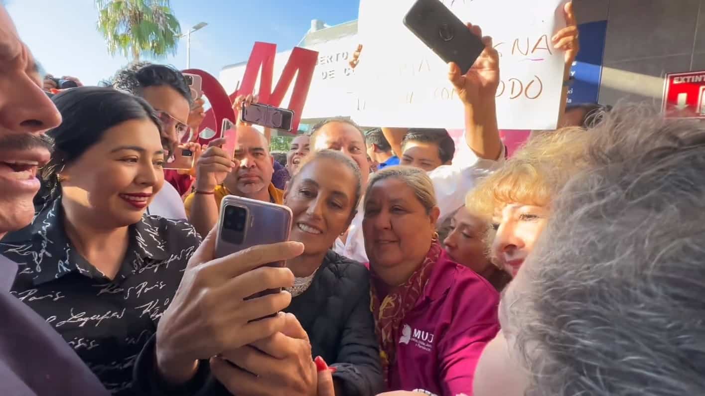 Claudia Sheinbaum al llegar al aeropuerto.