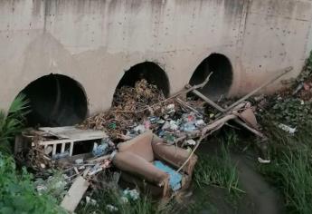 Sillones, basura y hasta un refrigerador, sacan del dren Álamos en Los Mochis