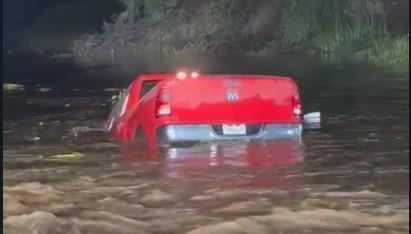 Arrastra el río una camioneta en la ruta Imala-Sanalona en Culiacán Arrastra el río una camioneta en la ruta Imala-Sanalona en Culiacán