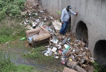 Alcalde de Ahome advierte «mano dura» contra tiradores de basura en drenes