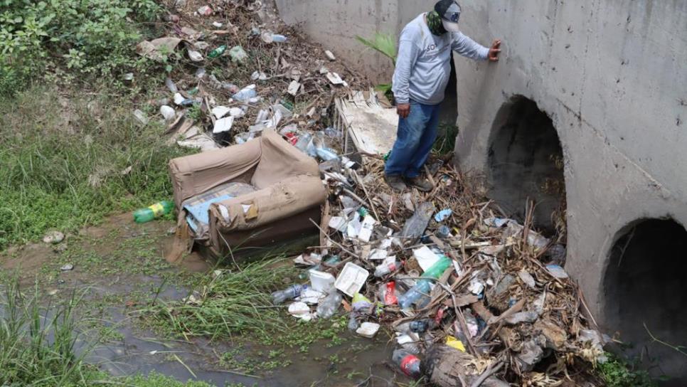 Alcalde de Ahome advierte «mano dura» contra tiradores de basura en drenes