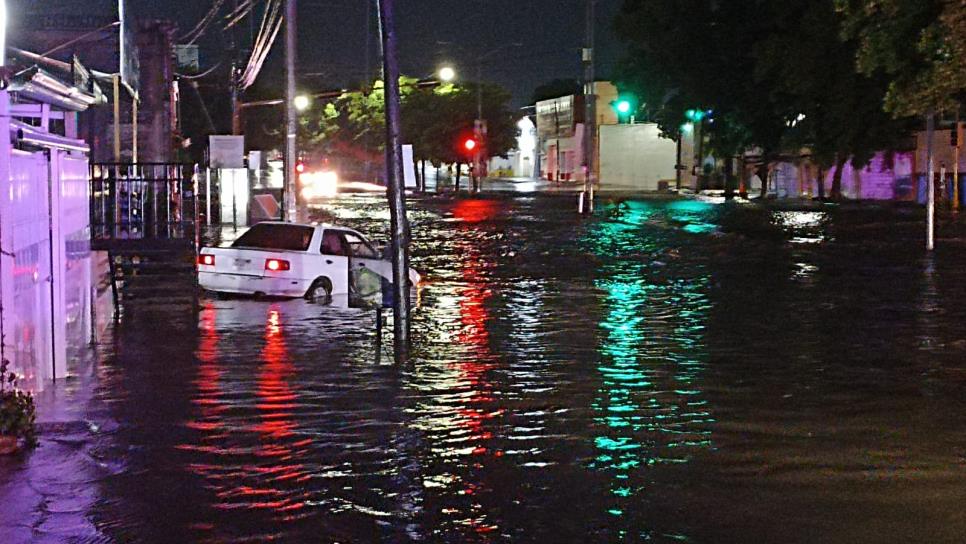 Lluvias de madrugada en Culiacán dejan 3 autos arrastrados por el agua: PC municipal