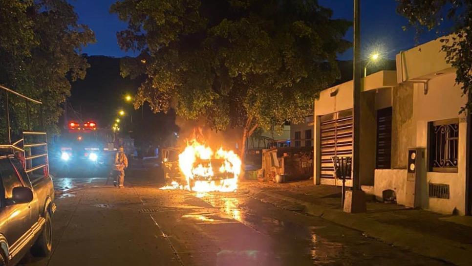 «Arde» carro y se incendia casa Mazatlán
