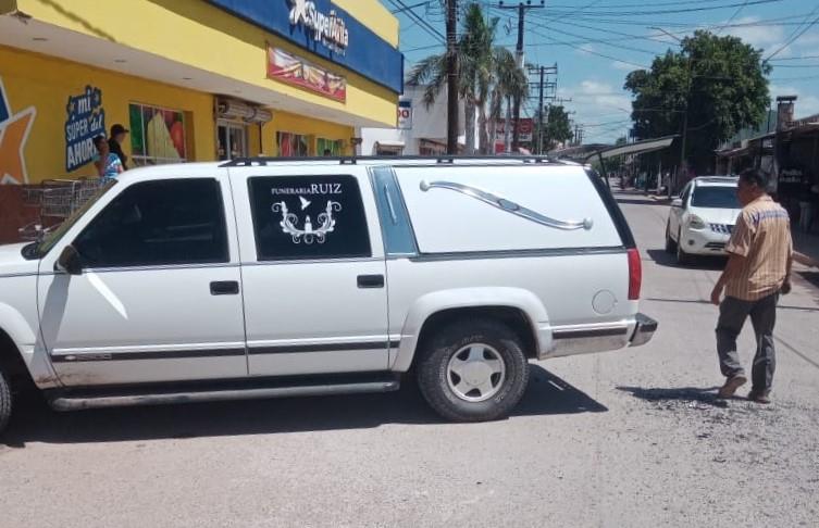 Motociclistas chocan contra carroza en San Blas, El Fuerte