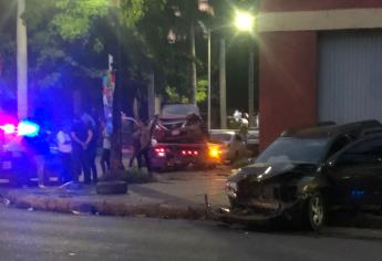 Aparatoso choque por el Leyva Solano en Culiacán deja dos autos en pérdida total y personas lesionadas 