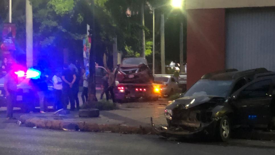 Aparatoso choque por el Leyva Solano en Culiacán deja dos autos en pérdida total y personas lesionadas 