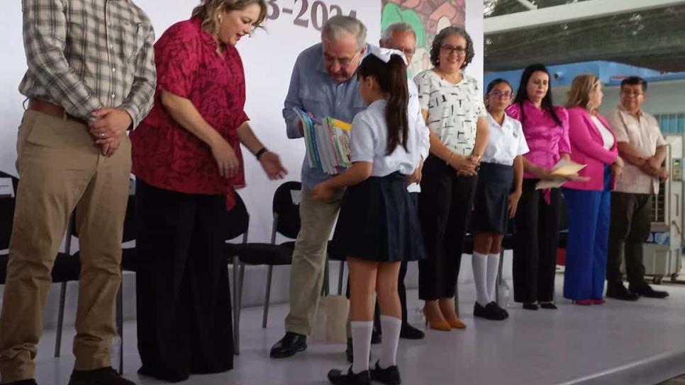 Rocha Moya entrega nuevos libros de texto de la SEP a niños de Sinaloa