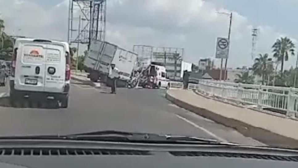 Camión de carga choca contra el barandal del puente José Limón en Culiacán