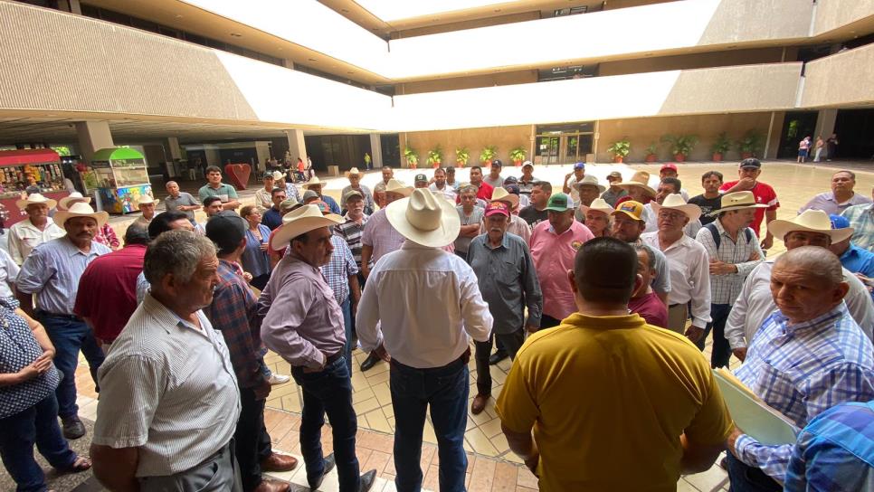 Se manifiestan productores de Sinaloa, exigen pago de sus cosechas.