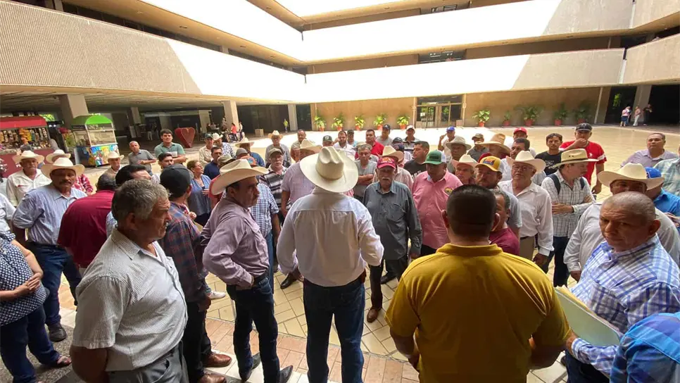 Se manifiestan productores de Sinaloa, exigen pago de sus cosechas.