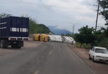 Chocan tráileres y bloquean carretera El Rosario - Chametla