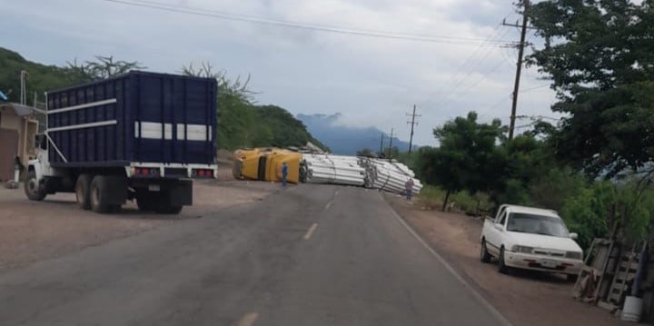 Chocan tráileres y bloquean carretera El Rosario - Chametla