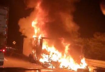 Arde remolque en el libramiento Mazatlán-Villa Unión | VIDEO