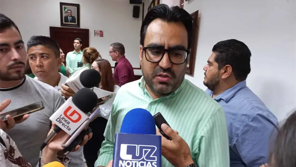 El alcalde de Culiacán atendiendo a los medios de comunicación. FOTO: Luz Noticias