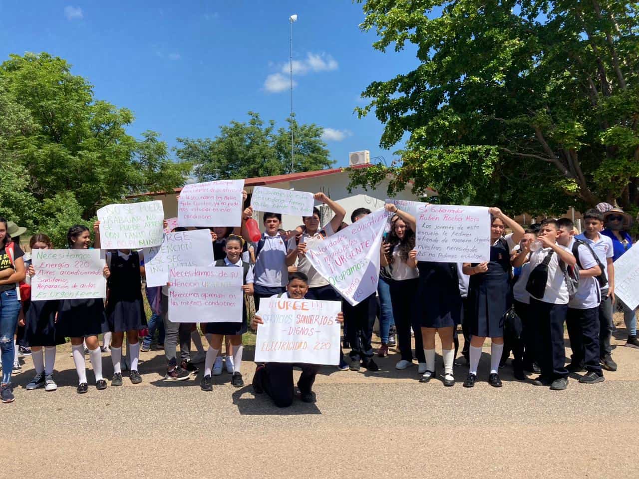 Alumnos toman secundaria en El Fuerte; está «abandonada», sin luz ni agua