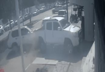 Joven provoca aparatoso choque frente al CBTis de Los Mochis; casi embiste a comensales | VIDEO