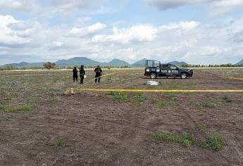 Abandonan a un hombre encobijado y ejecutado en un predio a las afueras de Guamúchil