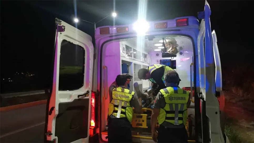 El herido fue auxiliado por paramédicos. FOTO: Temática