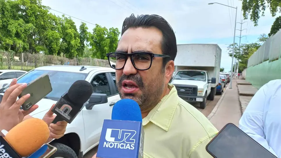 Juan de Dios Gámez Mendívil atendiendo a los medios. FOTO: Luz Noticias