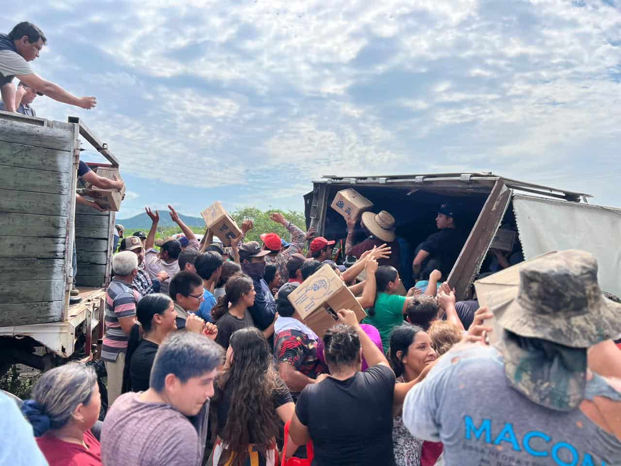 La gente no se contuvo con tal de adquirir productos gratuitos. FOTO: Luz Noticias