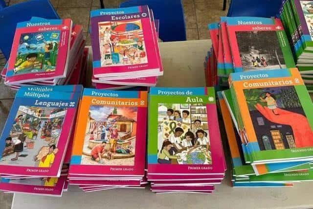 Padres de familia en Mazatlán ya hojearon libros de texto de la SEP, ¿qué opinaron?