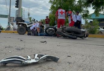¡Sale volando! Mujer choca a motociclista en Los Mochis
