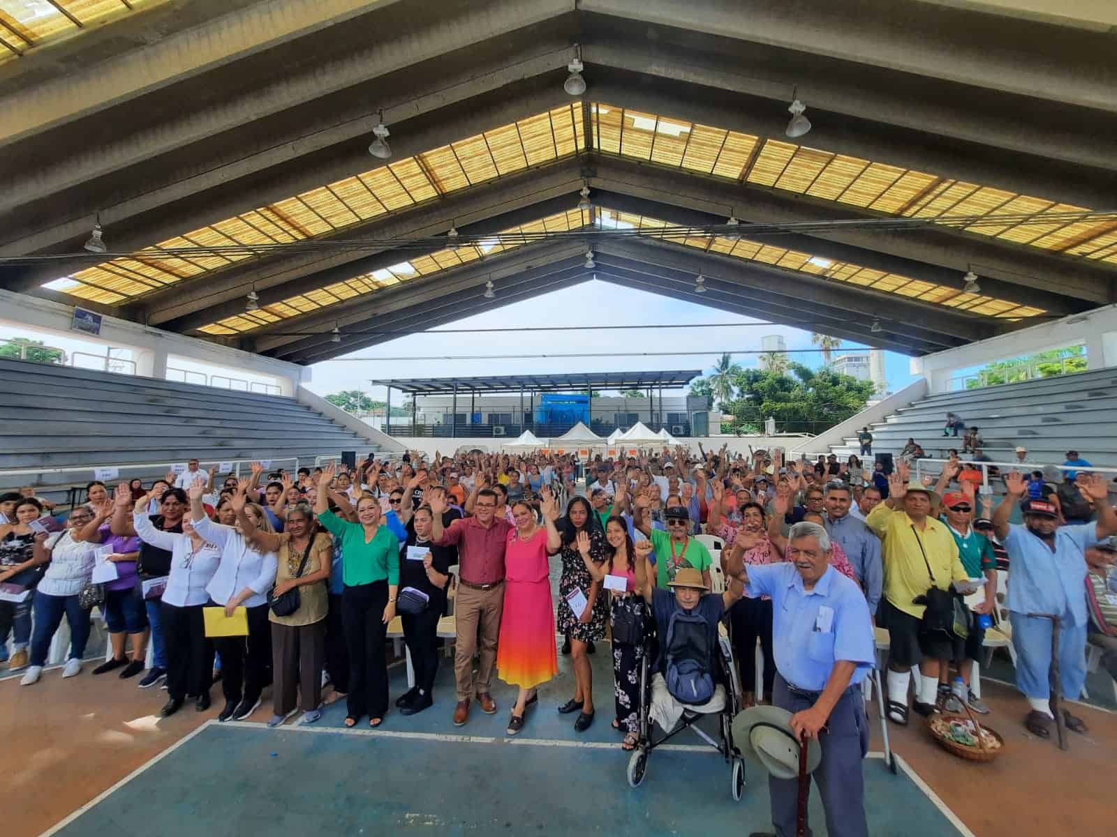 Entregan apoyos a madres solteras y adultos mayores de Mazatlán