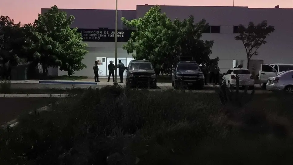 Los cuerpos llegaron al Semefo de Culiacán. FOTOS: Luz Noticias