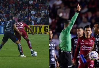 Futbolista del Querétaro es expulsado por tocar indebidamente a un rival