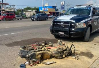 Motocicleta arde en llamas tras accidente en Villa Unión, Mazatlán 