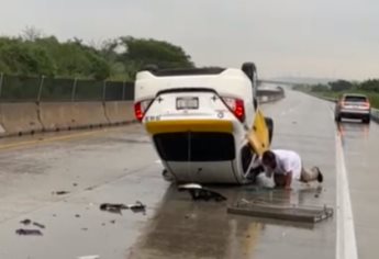 Vuelca taxi del aeropuerto en el libramiento Mazatlán-Villa Unión 