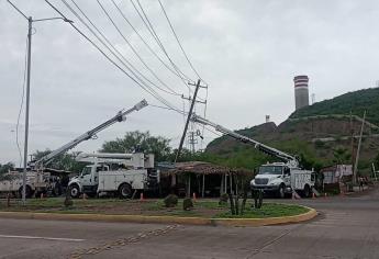 Tren se lleva poste en Topolobampo; se mantienen sin luz y señal telefónica.