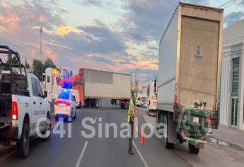Tráiler descompuesto provoca caos por La Costerita, en Culiacán