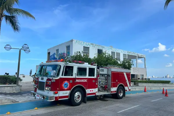 Se quema edificio abandonado en avenida Paseo Claussen en Mazatlán Se quema edificio abandonado en avenida Paseo Claussen en Mazatlán