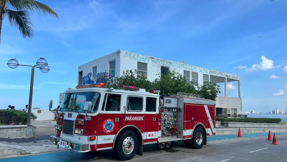 Se quema edificio abandonado en avenida Paseo Claussen en Mazatlán