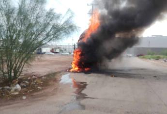 Tráiler arde en llamas en medio de dos tiendas departamentales en Los Mochis