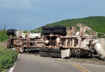 Vuelca revolvedora tras aparatoso choque en la carretera a Mocorito