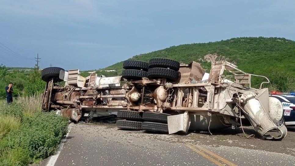 Vuelca revolvedora tras aparatoso choque en la carretera a Mocorito