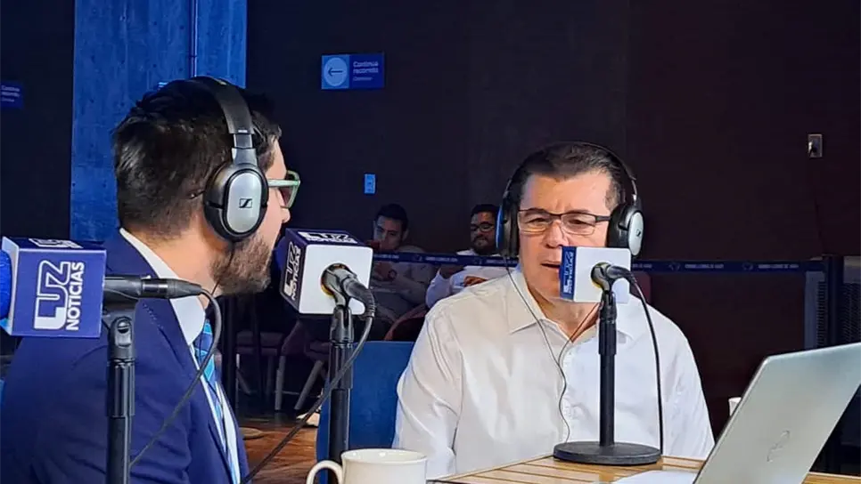 El alcalde de Mazatlán en el noticiero de Luz Noticias. FOTO: Luz Noticias