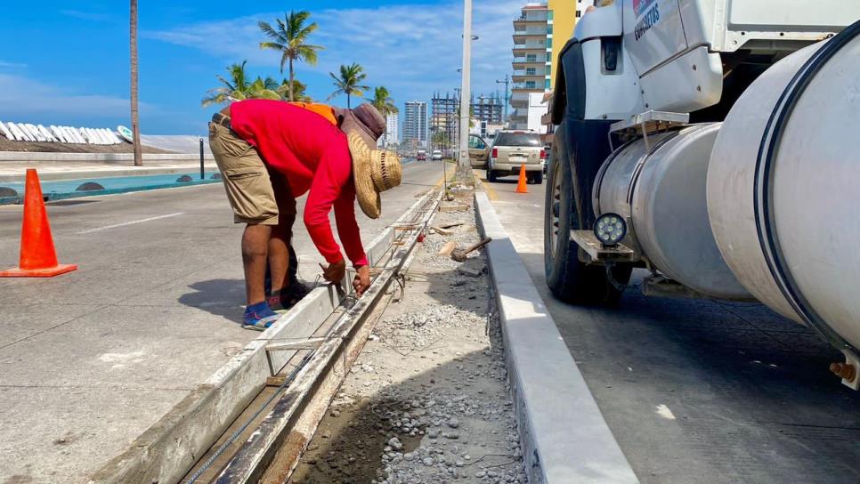 Instalan jardineras por la avenida Del Mar para evitar accidentes en Mazatlán