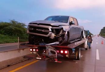 Camioneta se impacta contra muro de contención en libramiento Villa Unión-Mazatlán