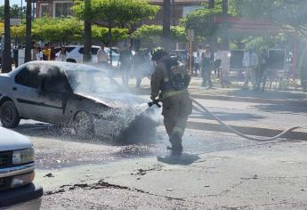 Vehículo termina calcinado tras incendiarse en transitado crucero de Los Mochis