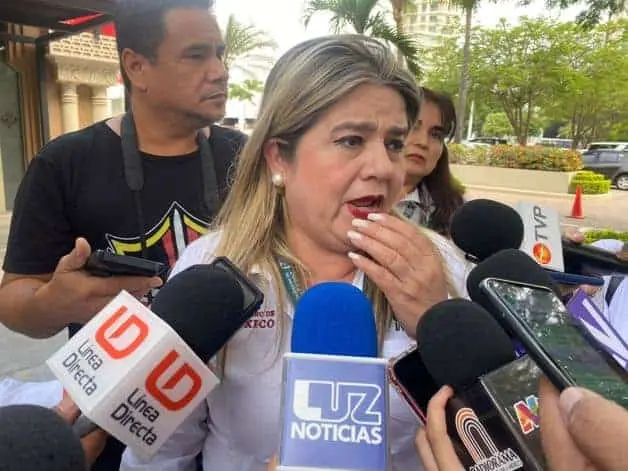Tania Clarissa Medina López atendiendo a los medios de comunicación. FOTO: Luz Noticias