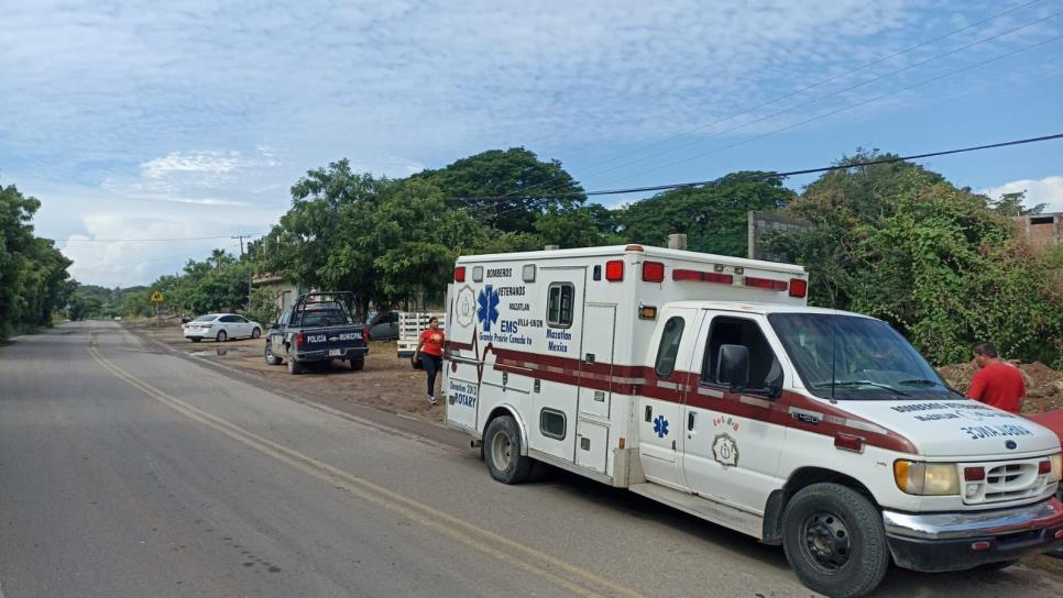 Impacto entre auto y moto deja un herido en San Francisquito, Mazatlán