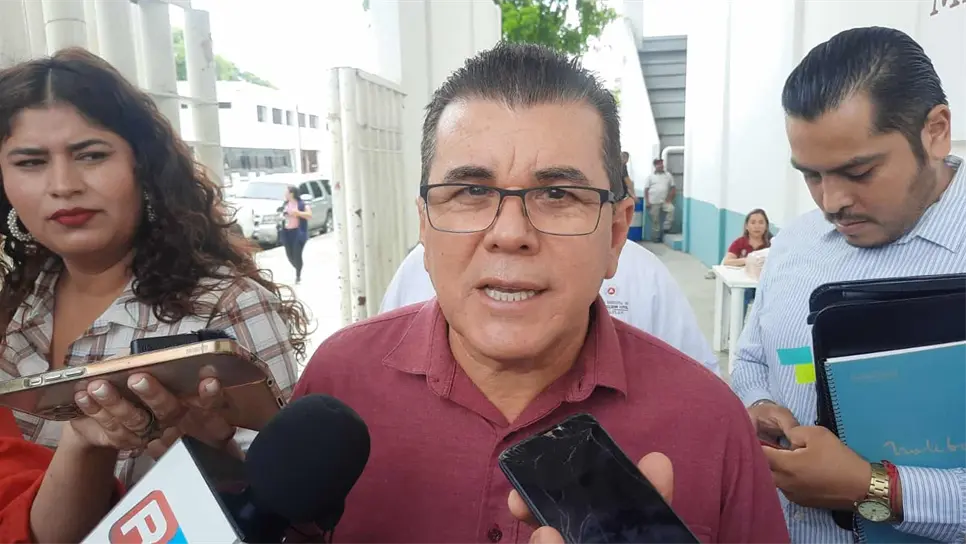 Edgar González atendiendo a los medios. FOTO: Luz Noticias