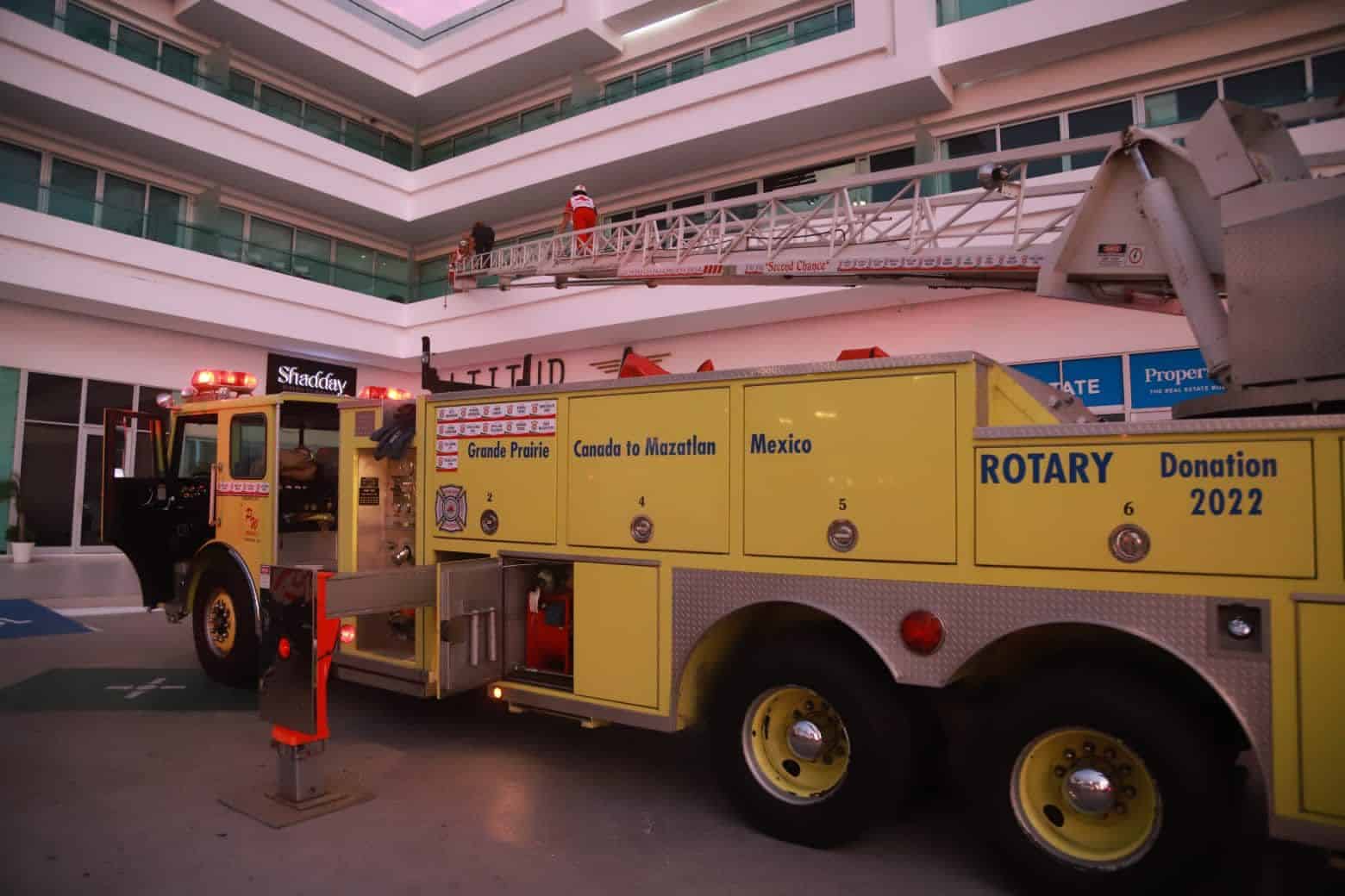 Salvan a hombre de caer al vacío en una conocida torre de Mazatlán